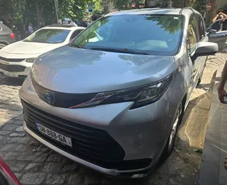 Autohuur Toyota Sienna 2023 in in Georgië, met Benzine brandstof en 100 pk ➤ Vanaf 240 GEL per dag.