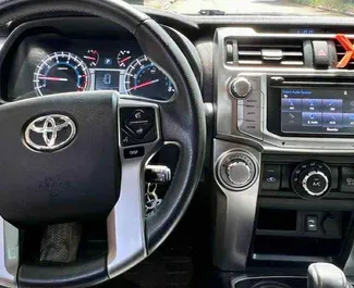 Benzine motor van 4,0L van Toyota 4 Runner 2018 te huur in Tbilisi.