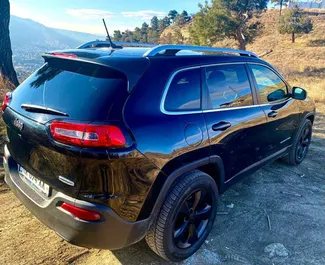 Autohuur Jeep Cherokee 2016 in in Georgië, met Benzine brandstof en 271 pk ➤ Vanaf 130 GEL per dag.