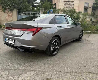 Benzine motor van 2,0L van Hyundai Elantra 2023 te huur in Tbilisi.