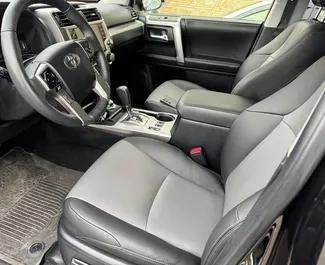 Interieur van Toyota 4 Runner te huur in Georgië. Een geweldige auto met 7 zitplaatsen en een Automatisch transmissie.