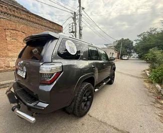 Autohuur Toyota 4 Runner 2019 in in Georgië, met Benzine brandstof en 270 pk ➤ Vanaf 190 GEL per dag.