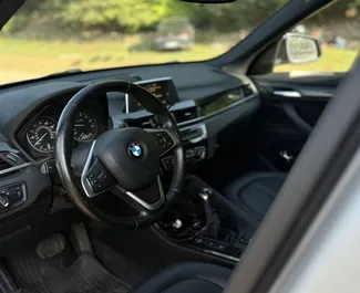 Benzine motor van 2,0L van BMW X1 2016 te huur in Tbilisi.