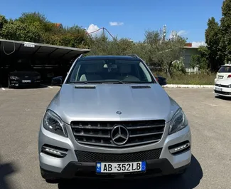 Vooraanzicht van een huurauto Mercedes-Benz ML350 in Tirana, Albanië ✓ Auto #14716. ✓ Transmissie Automatisch TM ✓ 0 beoordelingen.
