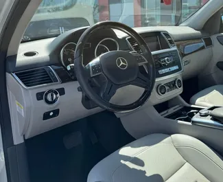 Interieur van Mercedes-Benz ML350 te huur in Albanië. Een geweldige auto met 5 zitplaatsen en een Automatisch transmissie.
