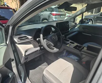 Vooraanzicht van een huurauto Toyota Sienna in Tbilisi, Georgië ✓ Auto #14724. ✓ Transmissie Automatisch TM ✓ 0 beoordelingen.