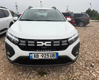 Vooraanzicht van een huurauto Dacia Sandero Stepway op de luchthaven van Tirana, Albanië ✓ Auto #14769. ✓ Transmissie Automatisch TM ✓ 0 beoordelingen.