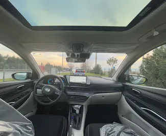 Vooraanzicht van een huurauto Hyundai Bayon op de luchthaven van Antalya, Turkije ✓ Auto #14775. ✓ Transmissie Automatisch TM ✓ 0 beoordelingen.