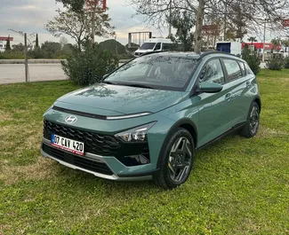 Benzine motor van 1,5L van Hyundai Bayon 2025 te huur op de luchthaven van Antalya.