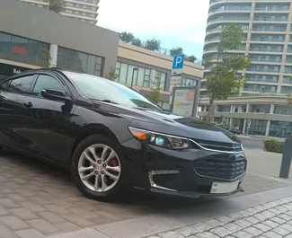 Vooraanzicht van een huurauto Chevrolet Malibu in Bakoe, Azerbeidzjan ✓ Auto #14677. ✓ Transmissie Automatisch TM ✓ 0 beoordelingen.
