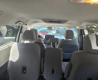 Benzine motor van 2,5L van Toyota Sienna 2023 te huur in Tbilisi.
