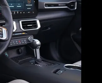 Ford Mustang Cabrio 2025 beschikbaar voor verhuur in Dubai, met een kilometerlimiet van 250 km/dag.