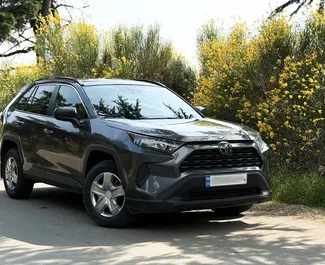 Vooraanzicht van een huurauto Toyota Rav4 in Tbilisi, Georgië ✓ Auto #14658. ✓ Transmissie Automatisch TM ✓ 0 beoordelingen.
