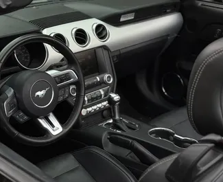 Benzine motor van 5,0L van Ford Mustang Cabrio 2014 te huur in Tbilisi.