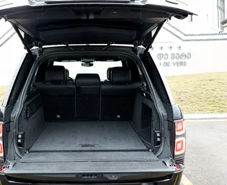 Interieur van Land Rover Range Rover te huur in Georgië. Een geweldige auto met 5 zitplaatsen en een Automatisch transmissie.