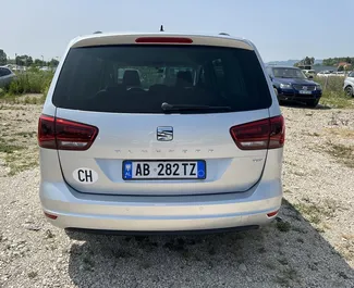 Vooraanzicht van een huurauto SEAT Alhambra op de luchthaven van Tirana, Albanië ✓ Auto #14680. ✓ Transmissie Automatisch TM ✓ 0 beoordelingen.