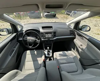 Interieur van SEAT Alhambra te huur in Albanië. Een geweldige auto met 7 zitplaatsen en een Automatisch transmissie.