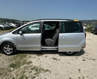 SEAT Alhambra 2017 beschikbaar voor verhuur op de luchthaven van Tirana, met een kilometerlimiet van onbeperkt.