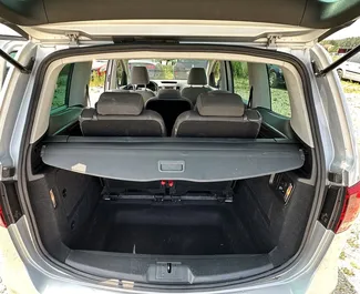 Diesel motor van 2,0L van SEAT Alhambra 2017 te huur op de luchthaven van Tirana.