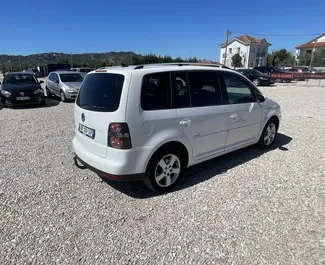 Verhuurdetails en prijs van Volkswagen Touran door Oltjon in Tirana Autohuur Volkswagen Touran 2010 in in Albanië, met Diesel brandstof en  pk ➤ Vanaf 50 EUR per dag.