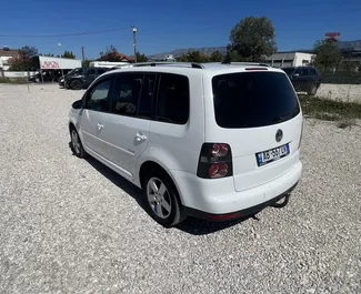 Verhuur Comfort, Minivan auto in Albanië - Volkswagen Touran Diesel motor van 2,0L van Volkswagen Touran 2010 te huur in Tirana.