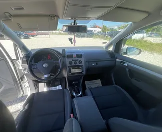 Kilometerlimiet voor verhuur Volkswagen Touran in Albanië Volkswagen Touran 2010 beschikbaar voor verhuur in Tirana, met een kilometerlimiet van onbeperkt.