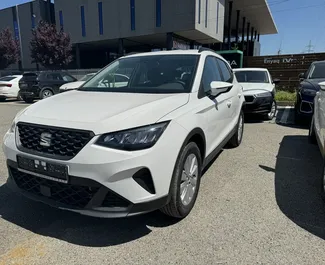 Vooraanzicht van een huurauto SEAT Arona in Tirana, Albanië ✓ Auto #14777. ✓ Transmissie Automatisch TM ✓ 0 beoordelingen.