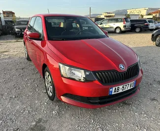 Vooraanzicht - Skoda Fabia Autoverhuur in Albanië (Tirana Luchthaven (TIA)) ➤ TakeCars.com Vooraanzicht van een huurauto Skoda Fabia op de luchthaven van Tirana, Albanië ✓ Auto #14773. ✓ Transmissie Handmatig TM ✓ 0 beoordelingen.