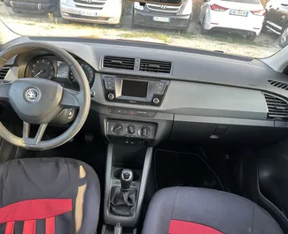 Verhuur Economy auto in Albanië - Skoda Fabia Benzine motor van 1,2L van Skoda Fabia 2017 te huur op de luchthaven van Tirana.
