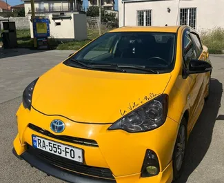 Vooraanzicht van een huurauto Toyota Prius C in Tbilisi, Georgië ✓ Auto #14806. ✓ Transmissie Automatisch TM ✓ 0 beoordelingen.