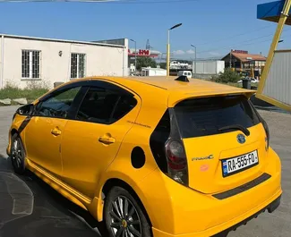 Hybride motor van 1,5L van Toyota Prius C 2014 te huur in Tbilisi.