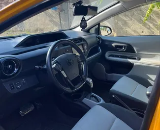 Toyota Prius C 2014 met Vooraandrijving systeem, beschikbaar in Tbilisi.