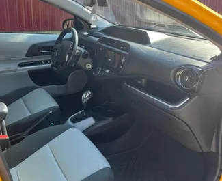 Interieur van Toyota Prius C te huur in Georgië. Een geweldige auto met 5 zitplaatsen en een Automatisch transmissie.