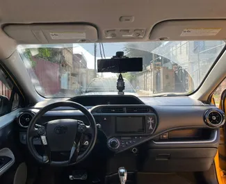 Toyota Prius C 2014 beschikbaar voor verhuur in Tbilisi, met een kilometerlimiet van onbeperkt.