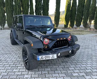 Vooraanzicht van een huurauto Jeep Wrangler in Tbilisi, Georgië ✓ Auto #14803. ✓ Transmissie Automatisch TM ✓ 0 beoordelingen.