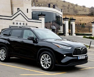 Vooraanzicht van een huurauto Toyota Highlander Hybrid in Tbilisi, Georgië ✓ Auto #14799. ✓ Transmissie Automatisch TM ✓ 0 beoordelingen.