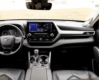 Benzine motor van 2,5L van Toyota Highlander Hybrid 2023 te huur in Tbilisi.