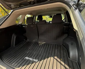 Interieur van Toyota Rav4 te huur in Georgië. Een geweldige auto met 5 zitplaatsen en een Automatisch transmissie.