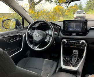 Toyota Rav4 2020 beschikbaar voor verhuur in Tbilisi, met een kilometerlimiet van onbeperkt.