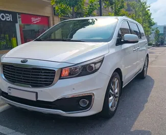 Vooraanzicht van een huurauto Kia Carnival in Bakoe, Azerbeidzjan ✓ Auto #14729. ✓ Transmissie Automatisch TM ✓ 0 beoordelingen.
