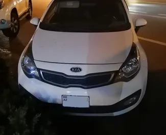 Vooraanzicht van een huurauto Kia Rio in Bakoe, Azerbeidzjan ✓ Auto #11904. ✓ Transmissie Automatisch TM ✓ 0 beoordelingen.
