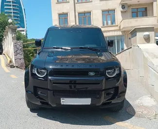 Vooraanzicht van een huurauto Land Rover Defender in Bakoe, Azerbeidzjan ✓ Auto #12191. ✓ Transmissie Automatisch TM ✓ 0 beoordelingen.