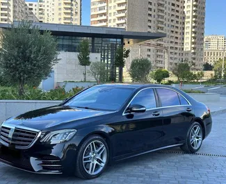 Vooraanzicht van een huurauto Mercedes-Benz S-Class in Bakoe, Azerbeidzjan ✓ Auto #11973. ✓ Transmissie Automatisch TM ✓ 0 beoordelingen.
