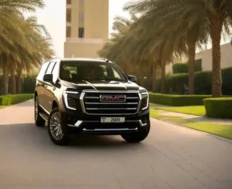 Benzine motor van 5,7L van GMC Yukon 2025 te huur in Dubai.