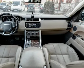Interieur van Land Rover Range Rover Sport te huur in Georgië. Een geweldige auto met 5 zitplaatsen en een Automatisch transmissie.