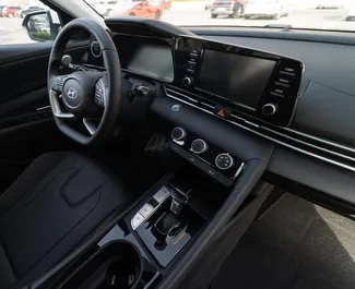 Verhuur Hyundai Elantra. Comfort, Premium Auto te huur in de VAE ✓ Borg van Zonder Borg ✓ Verzekeringsmogelijkheden TPL, SCDW.