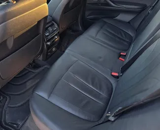 BMW X5 2017 beschikbaar voor verhuur in Tirana, met een kilometerlimiet van onbeperkt.
