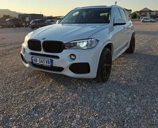Vooraanzicht van een huurauto BMW X5 in Tirana, Albanië ✓ Auto #14727. ✓ Transmissie Automatisch TM ✓ 0 beoordelingen.