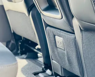 Benzine motor van 1,6L van Hyundai Staria 2025 te huur in Dubai.