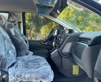 Interieur van Hyundai Staria te huur in de VAE. Een geweldige auto met 9 zitplaatsen en een Automatisch transmissie.